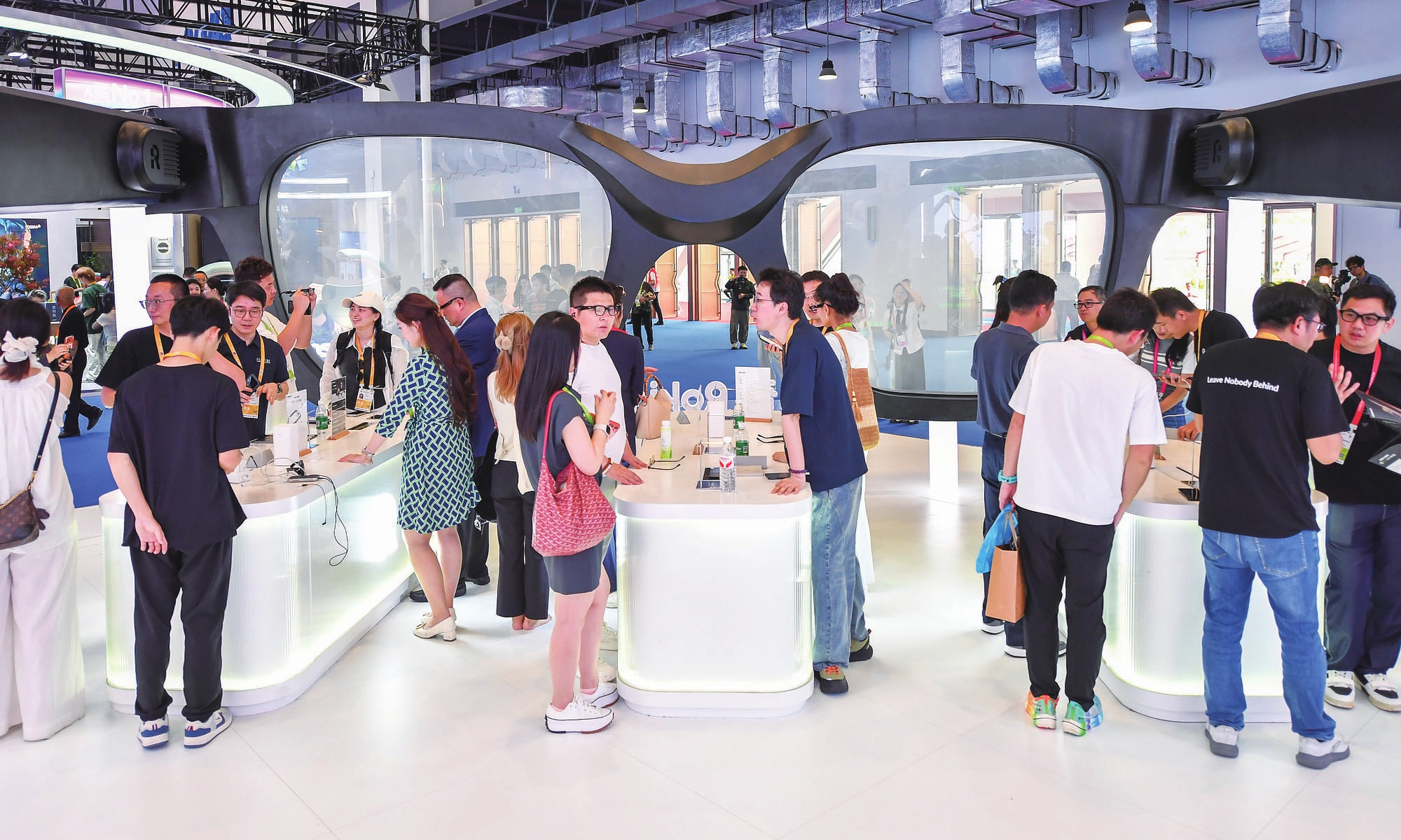 Visitors experience AI glasses at the 6th China International Consumer Products Expo on April 13, 2026 in Haikou, South China's Hainan Province. Photo: VCG