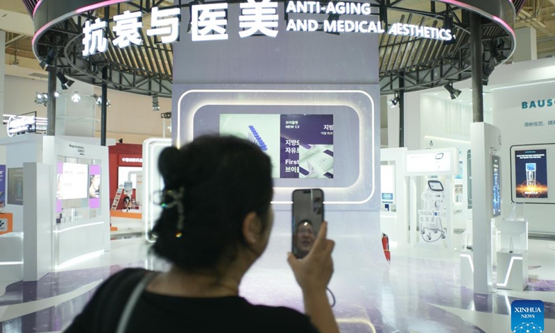 A visitor is pictured at the international health and wellness sub-venue of the sixth China International Consumer Products Expo (CICPE) at Boao Lecheng International Medical Tourism Pilot Zone in Qionghai, south China's Hainan Province, April 16, 2026. More than 340 international brands from over 30 countries and regions participate in the exhibition from April 13 to 18, displaying over 1,300 kinds of international innovative pharmaceutical equipment, technologies and special food products. (Xinhua/Xin Yuewei)

