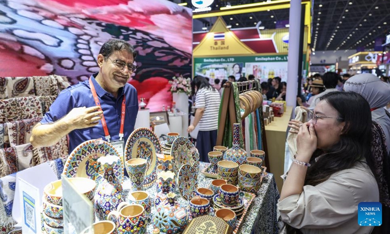 Visitors learn about Iranian handicrafts during the sixth China International Consumer Products Expo (CICPE) in Haikou, south China's Hainan Province, April 15, 2026.