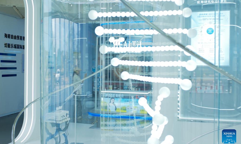 A visitor is pictured at the international health and wellness sub-venue of the sixth China International Consumer Products Expo (CICPE) at Boao Lecheng International Medical Tourism Pilot Zone in Qionghai, south China's Hainan Province, April 16, 2026. More than 340 international brands from over 30 countries and regions participate in the exhibition from April 13 to 18, displaying over 1,300 kinds of international innovative pharmaceutical equipment, technologies and special food products. (Xinhua/Xin Yuewei)

