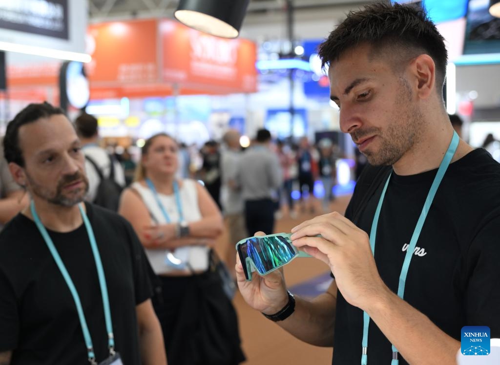 An international buyer tries a pair of smart eyeglasses at the 139th edition of the China Import and Export Fair in Guangzhou, south China's Guangdong Province, April 15, 2026. The 139th edition of the China Import and Export Fair, also known as the Canton Fair, opened here on Wednesday, drawing a record number of over 32,000 participating enterprises. (Xinhua/Deng Hua)

