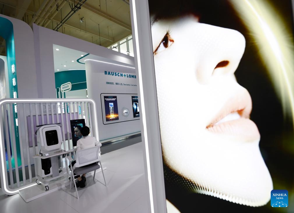 A visitor is pictured at the international health and wellness sub-venue of the sixth China International Consumer Products Expo (CICPE) at Boao Lecheng International Medical Tourism Pilot Zone in Qionghai, south China's Hainan Province, April 16, 2026. More than 340 international brands from over 30 countries and regions participate in the exhibition from April 13 to 18, displaying over 1,300 kinds of international innovative pharmaceutical equipment, technologies and special food products. (Xinhua/Gao Jing)

