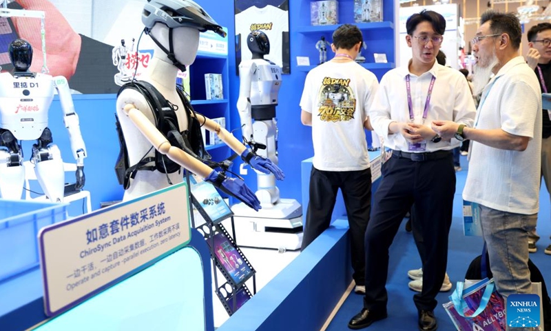 International buyers learn about a wearable data-collecting system at the 139th edition of the China Import and Export Fair in Guangzhou, south China's Guangdong Province, April 15, 2026. The 139th edition of the China Import and Export Fair, also known as the Canton Fair, opened here on Wednesday, drawing a record number of over 32,000 participating enterprises. (Xinhua/Lu Hanxin)

