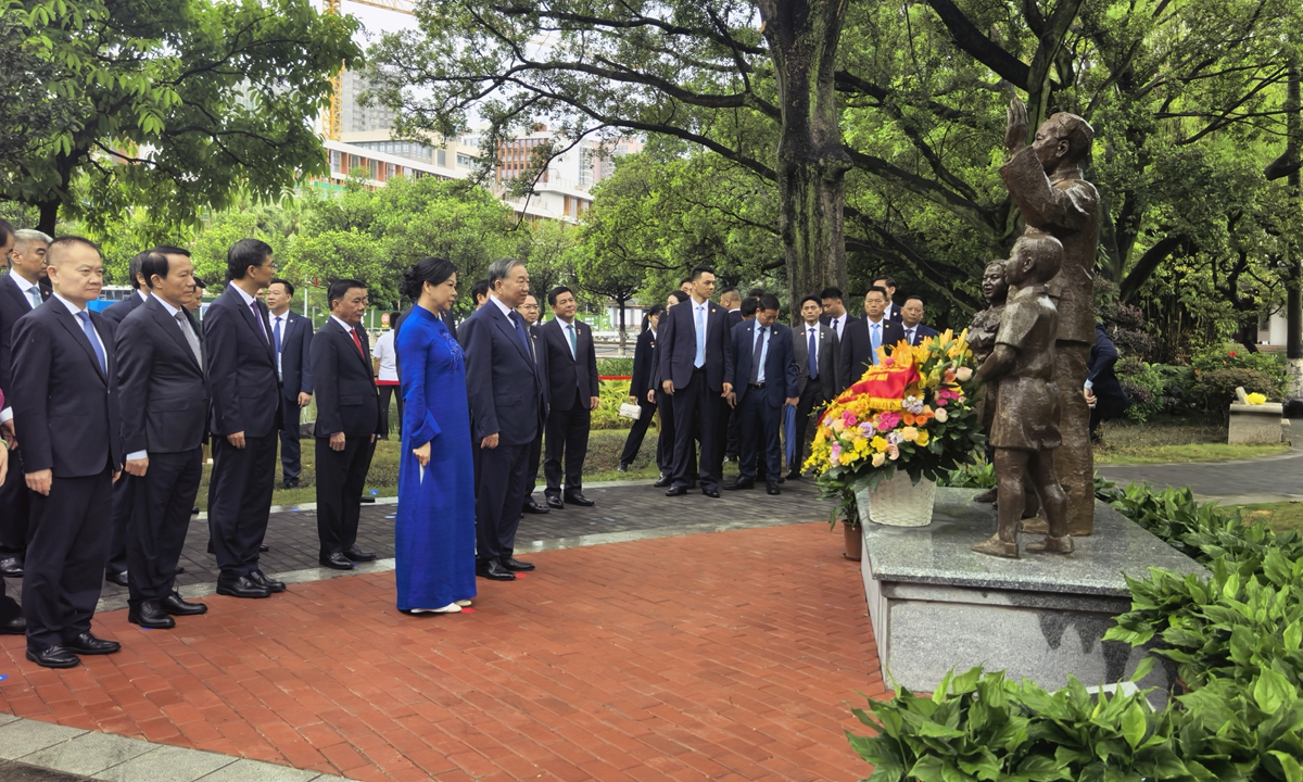 General Secretary of the Communist Party of Vietnam (CPV) Central Committee and Vietnamese President To Lam pays tribute to a statue of late President Ho Chi Minh on April 18, 2026, during his visit to Guangxi University. Photo: cnsphoto