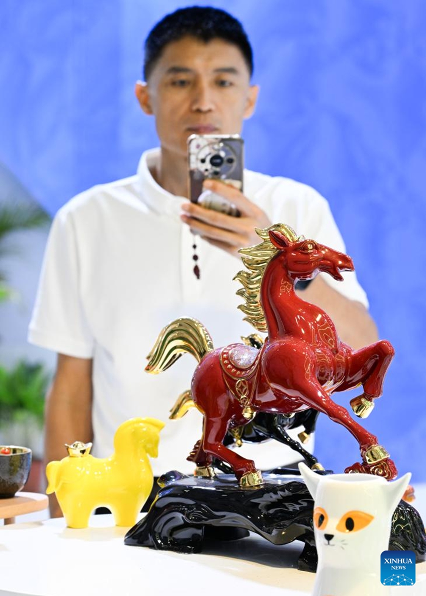 A visitor takes pictures of an exhibit at the sixth China International Consumer Products Expo (CICPE) in Haikou, south China's Hainan Province, April 18, 2026. The sixth China International Consumer Products Expo (CICPE), a key gateway into China's vast consumer market and a platform for China to offer more quality consumer products to the rest of the world, concluded in the tropical island province of Hainan Saturday. Photo: Xinhua