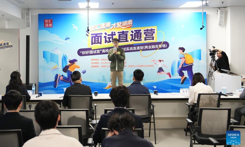 A job seeker introduces himself at a job fair held at Hunan Normal University in Changsha, central China's Hunan Province, April 18, 2026. The two-day job fair for university graduates kicked off on Saturday, with the main venues in Hunan University and Hunan Normal University. (Xinhua/Chen Zhenhai)