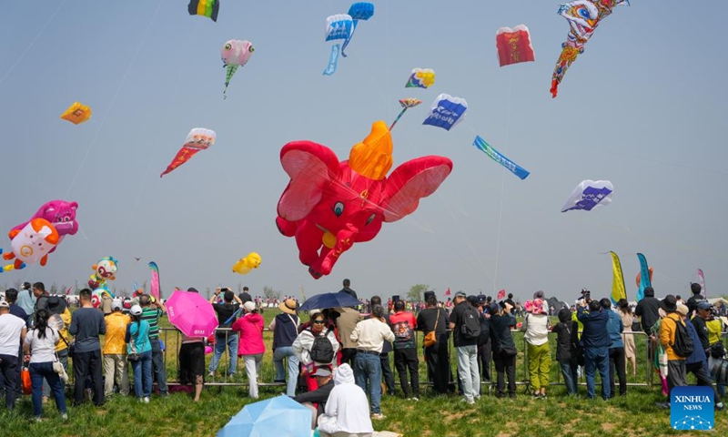 Visitors watch flying kites at the 43rd Weifang International Kite Festival in Weifang, east China's Shandong Province, April 18, 2026. The festival kicked off here on Saturday. (Xinhua/Xu Suhui)