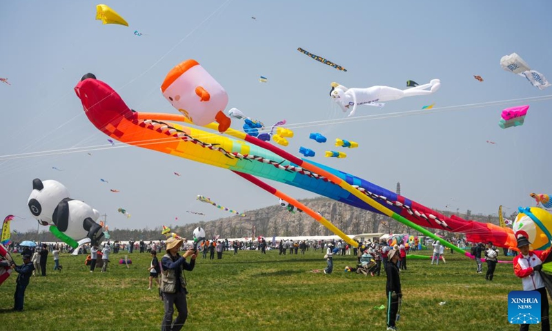 Fanciers fly kites at the 43rd Weifang International Kite Festival in Weifang, east China's Shandong Province, April 18, 2026. The festival kicked off here on Saturday. (Xinhua/Xu Suhui)
