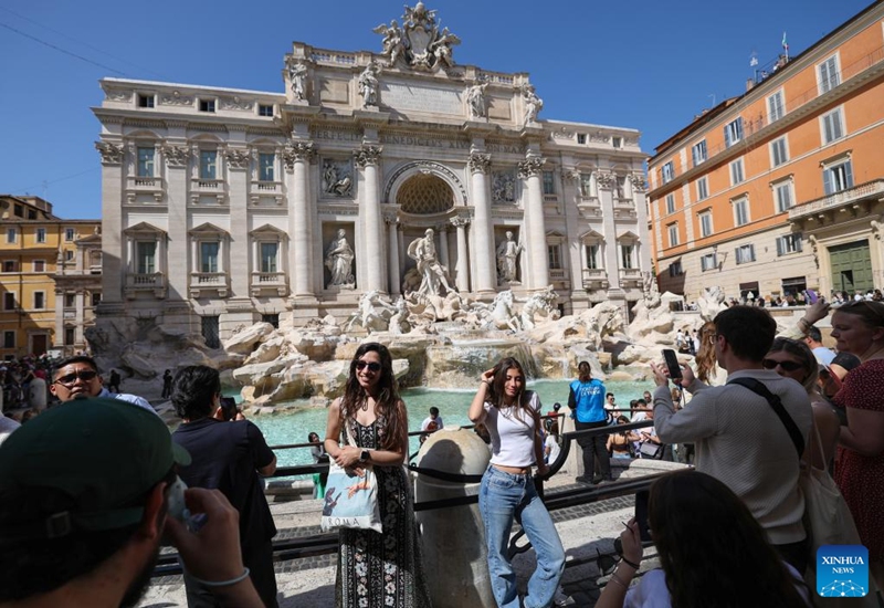 Tourists take photos at the Trevi Fountain in Rome, Italy, April 17, 2026. (Xinhua/Li Jing)