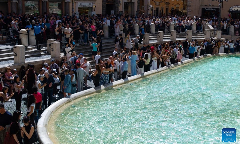 Tourists visit the Trevi Fountain in Rome, Italy, April 17, 2026. (Xinhua/Li Jing)