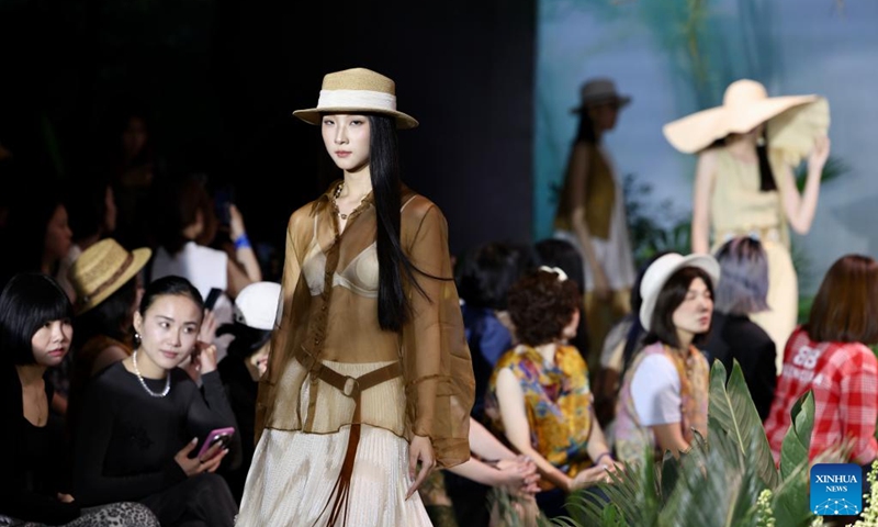 A model presents a creation on a fashion show during the 28th Straits Textile and Clothing Fair in Shishi, southeast China's Fujian Province, April 18, 2026. The fair kicked off here on Saturday. (Xinhua/Jiang Kehong)