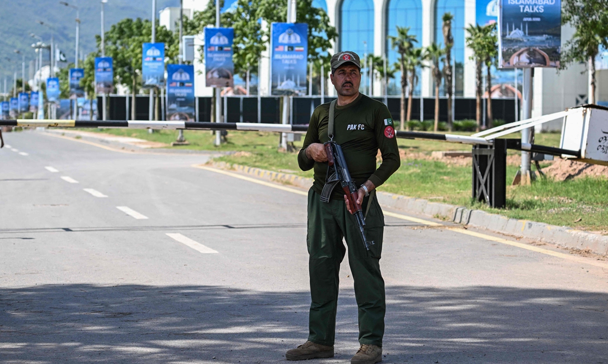 A security personnel stands guard near the Serena Hotel in Islamabad on April 19, 2026. A second round of US-Iran talks is reportedly to be held in Islamabad this coming week. Photo: VCG