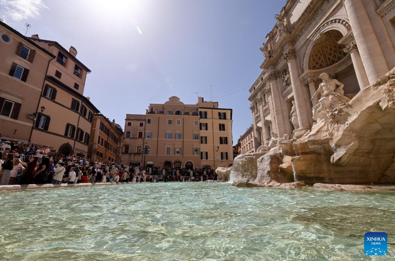 Tourists visit the Trevi Fountain in Rome, Italy, April 17, 2026. (Xinhua/Li Jing)