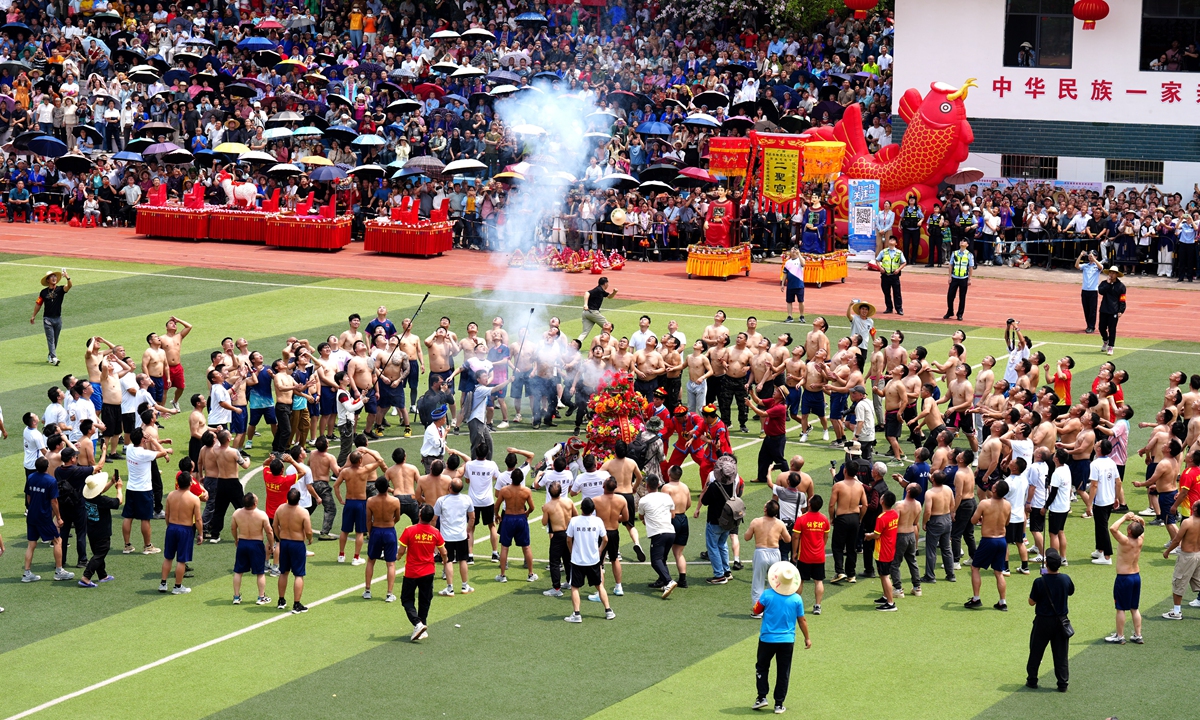 Residents take part in a firecracker snatching event to celebrate the Sanyuesan Festival in Sanjiang Dong autonomous county, South China's Guangxi Zhuang Autonomous Region, on April 19, 2026. Sanyuesan is a tra-ditional festival celebrated on the third day of the third lunar month by various ethnic groups in China. Photo: VCG