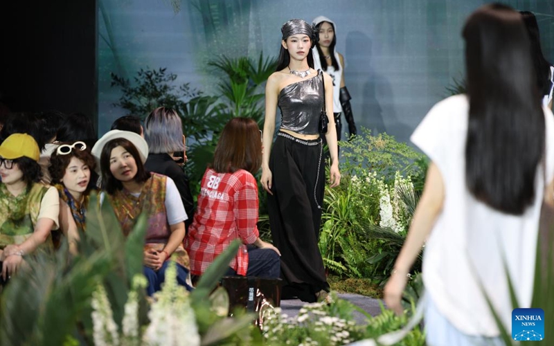 Models present creations on a fashion show during the 28th Straits Textile and Clothing Fair in Shishi, southeast China's Fujian Province, April 18, 2026. The fair kicked off here on Saturday. (Xinhua/Jiang Kehong)