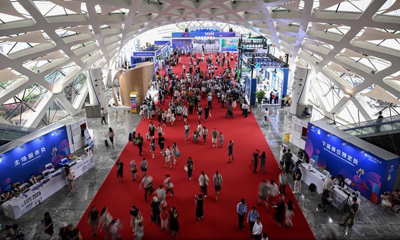 People visit the sixth China International Consumer Products Expo (CICPE) in Haikou, south China's Hainan Province, April 18, 2026. (Xinhua/Pu Xiaoxu)
