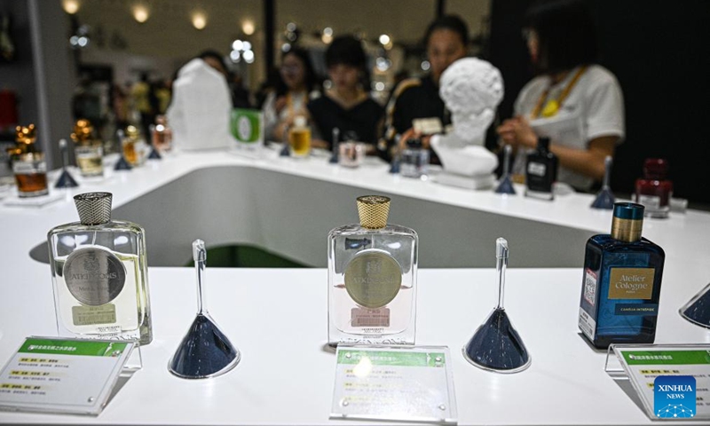 People select perfumes at the sixth China International Consumer Products Expo (CICPE) in Haikou, south China's Hainan Province, April 18, 2026. The sixth China International Consumer Products Expo (CICPE), a key gateway into China's vast consumer market and a platform for China to offer more quality consumer products to the rest of the world, concluded in the tropical island province of Hainan Saturday. Photo: Xinhua
