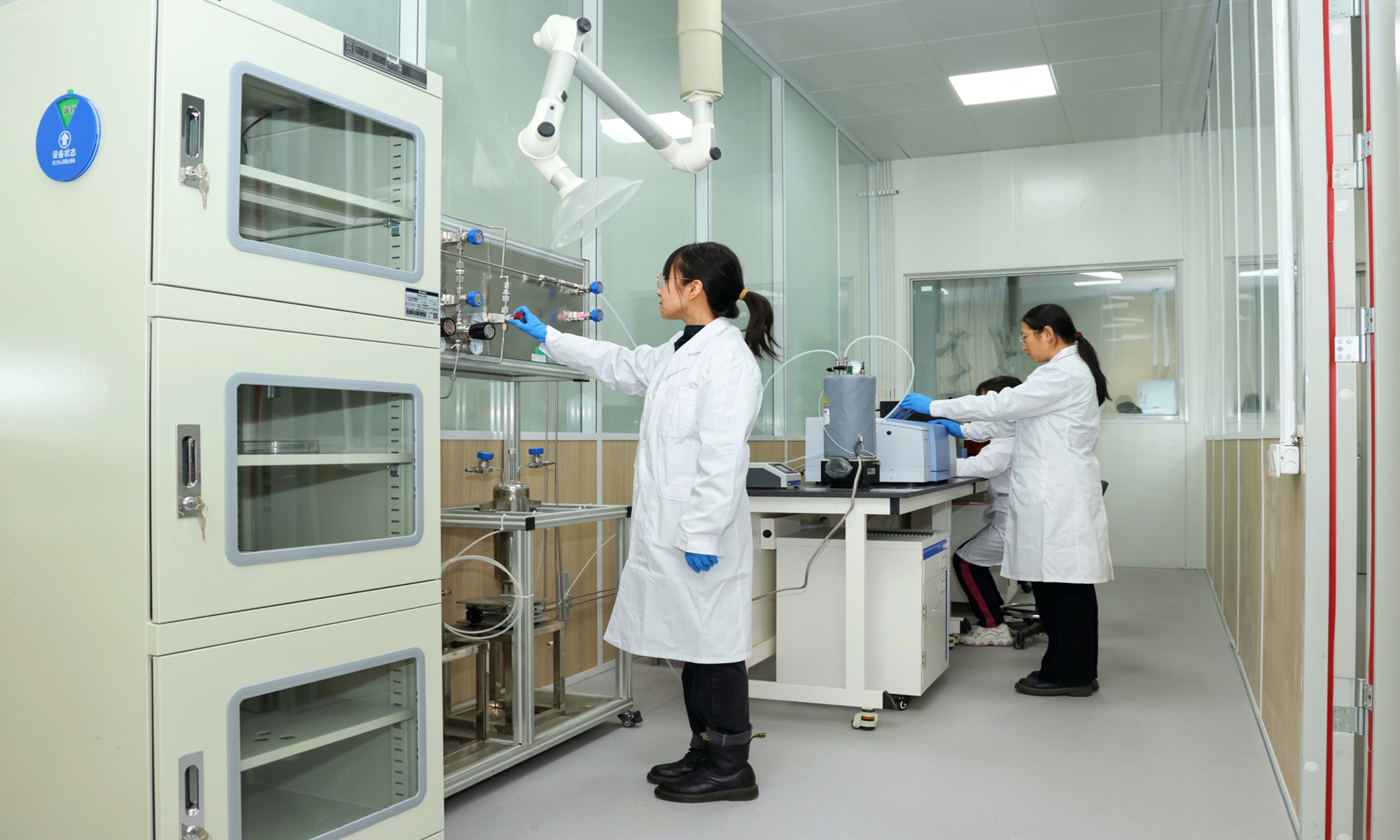 Researchers at the stable isotope R&D technology laboratory of the Research Institute of Physical and Chemical Engineering of Nuclear Industry (IPCE) in December 2023 Photo: IPCE