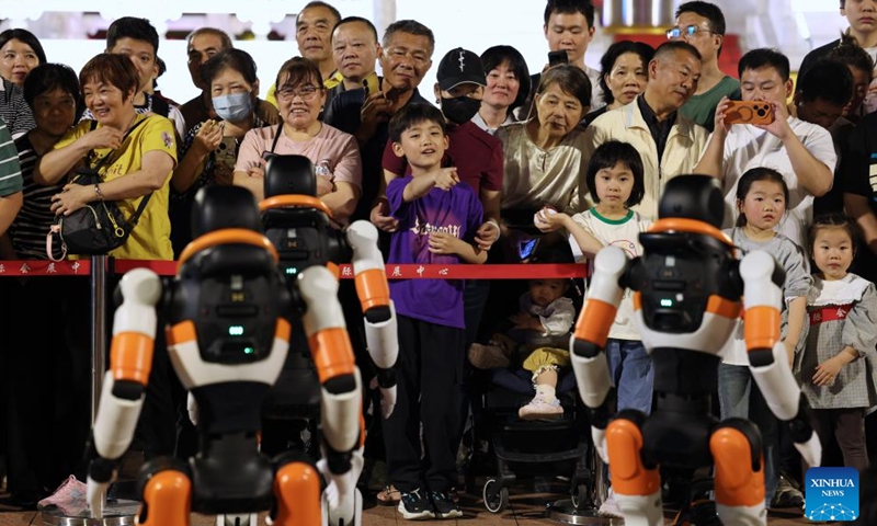 People watch a robot dance performance in Fuzhou, southeast China's Fujian Province, April 19, 2026. A robot dance performance was staged here to welcome the 9th Digital China Summit, which will convene in Fuzhou from April 29 to 30. (Xinhua/Jiang Kehong)

