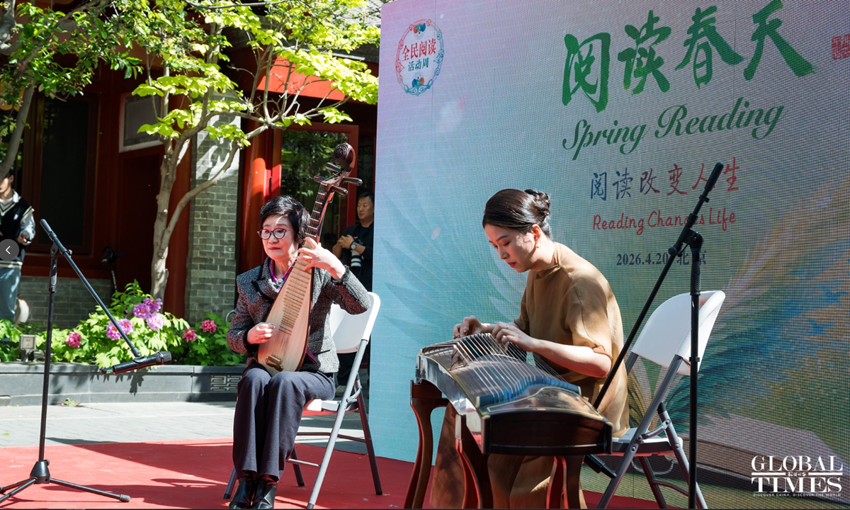 Wu Yuxia (left) and Yang Xinyue play the pipa and the guzheng as the event begins. Photo: Chen Tao/GT