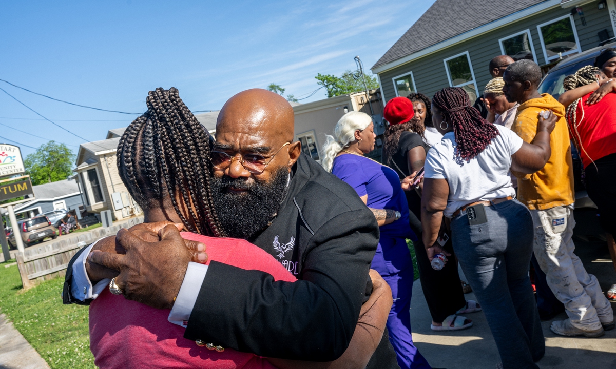 People gather while grieving the death of family members on April 19, 2026 in Shreveport, Louisiana. Eight children were killed and two women were wounded during a domestic violence incident in the early morning hours, according to local authorities. Photo: VCG
