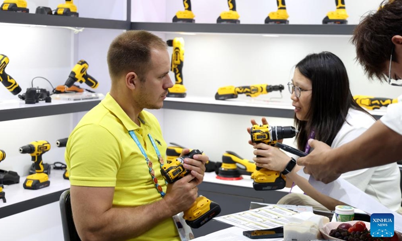 A buyer learns about electric drills at the 139th edition of the China Import and Export Fair in Guangzhou, south China's Guangdong Province, April 19, 2026. (Xinhua/Lu Hanxin)

