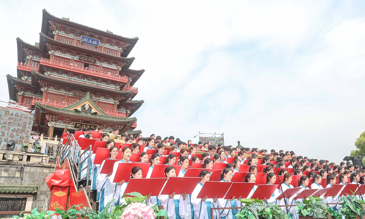 Dressed in traditional costumes, hundreds of students recite Preface to the Pavilion of Prince Teng, a masterpiece of ancient Chinese literature, in front of the Tengwang Pavilion, Nanchang, East China's Jiangxi Province, on April 20, 2026. The 5th National Reading Conference opened in Nanchang on the same day. Photo: cnsphoto