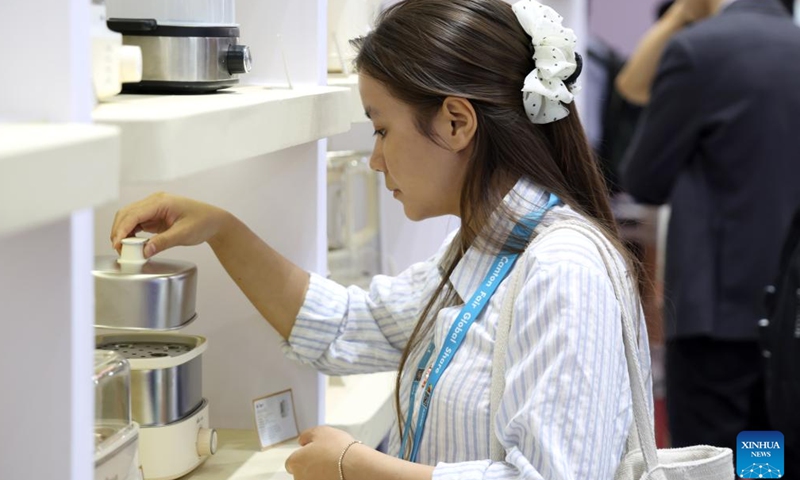 A buyer views small household appliances at the 139th edition of the China Import and Export Fair in Guangzhou, south China's Guangdong Province, April 19, 2026. (Xinhua/Lu Hanxin)

