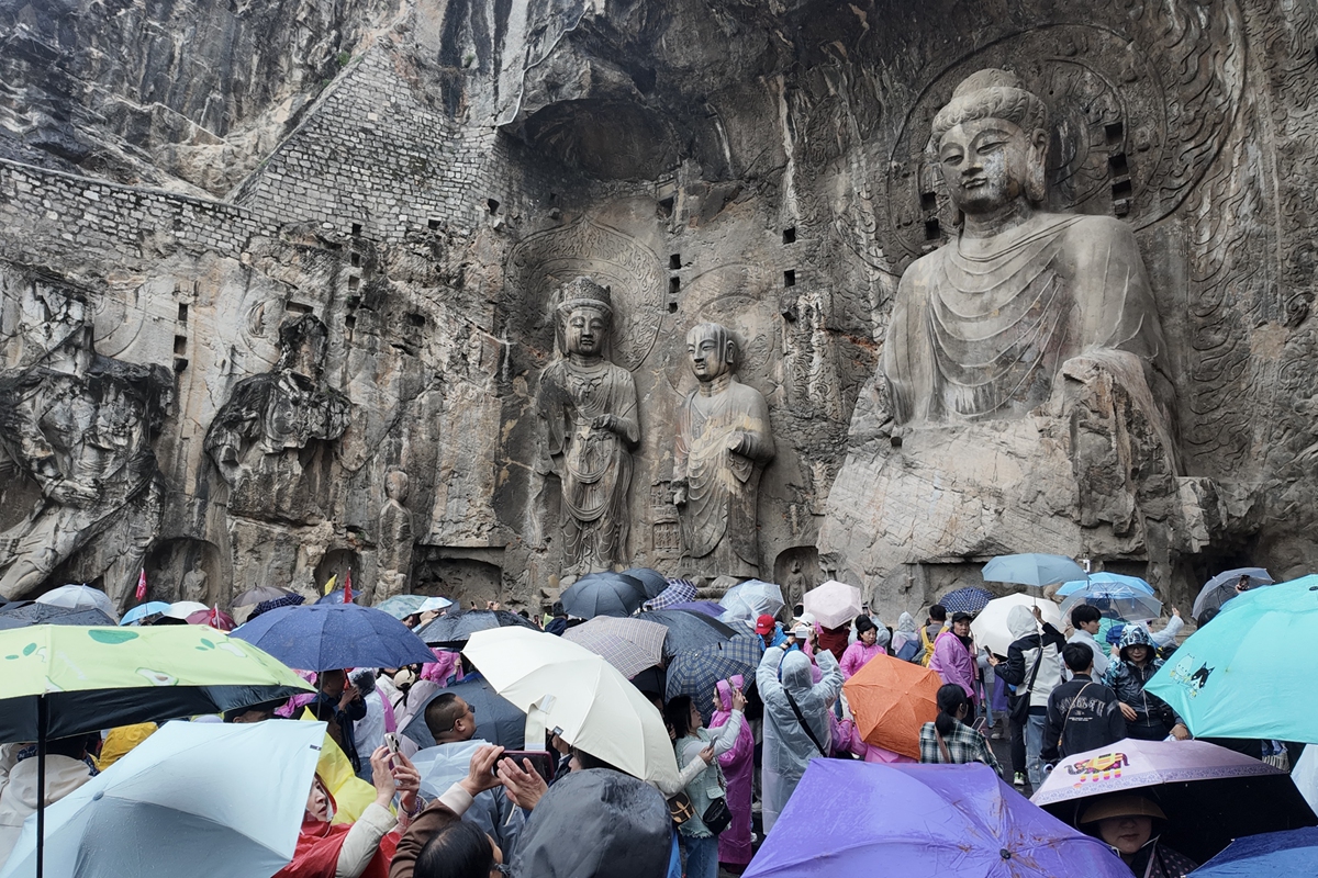 Tourists visit the Longmen Grottoes scenic area amid misty rain in Luoyang, Central China's Henan Province, on April 21, 2026. The Longmen Grottoes, a UNESCO World Heritage site, features more than 2,300 grottoes with 110,000 Buddhist figures and images, more than 80 dagobas and 2,800 inscribed tablets, most of which were created between the Northern Wei (386-534) and Song (960-1279) dynasties. Photo: VCG