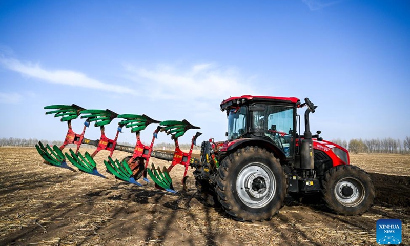 A farmer drives agricultural machinery to plough the fields in Horqin Left Wing Middle Banner of Tongliao City, north China's Inner Mongolia Autonomous Region, April 17, 2026. The ploughing work in Tongliao, a granary of eastern Inner Mongolia, is drawing to a close ahead of the peak period of corn sowing. It is learned that Tongliao's corn planting area in 2026 is expected to reach 20 million mu (1.33 million hectares). (Xinhua/Lian Zhen)

