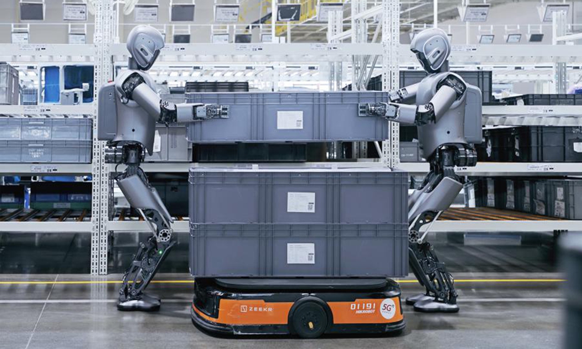 Dozens of UBTECH industrial humanoid robots, Walker S1, are collaboratively handling large and heavy payload bins. Photo：UBTECH