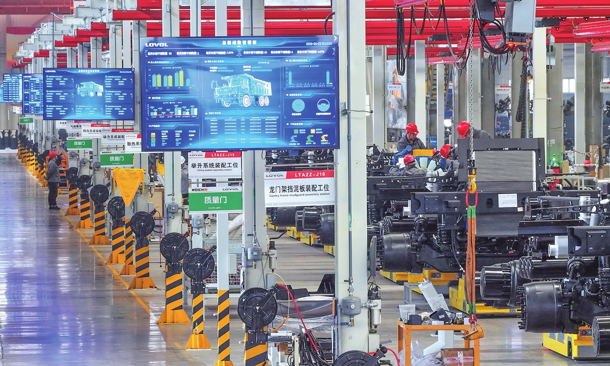 Workers operate on a production line in the smart workshop of a special vehicle manufacturing company in Yangzhou, East China's Jiangsu Province, on April 22, 2026. Official data showed that the value-added of industrial enterprises above a designated size grew by 6.1 percent year-on-year in the first quarter of 2026. Photo: VCG