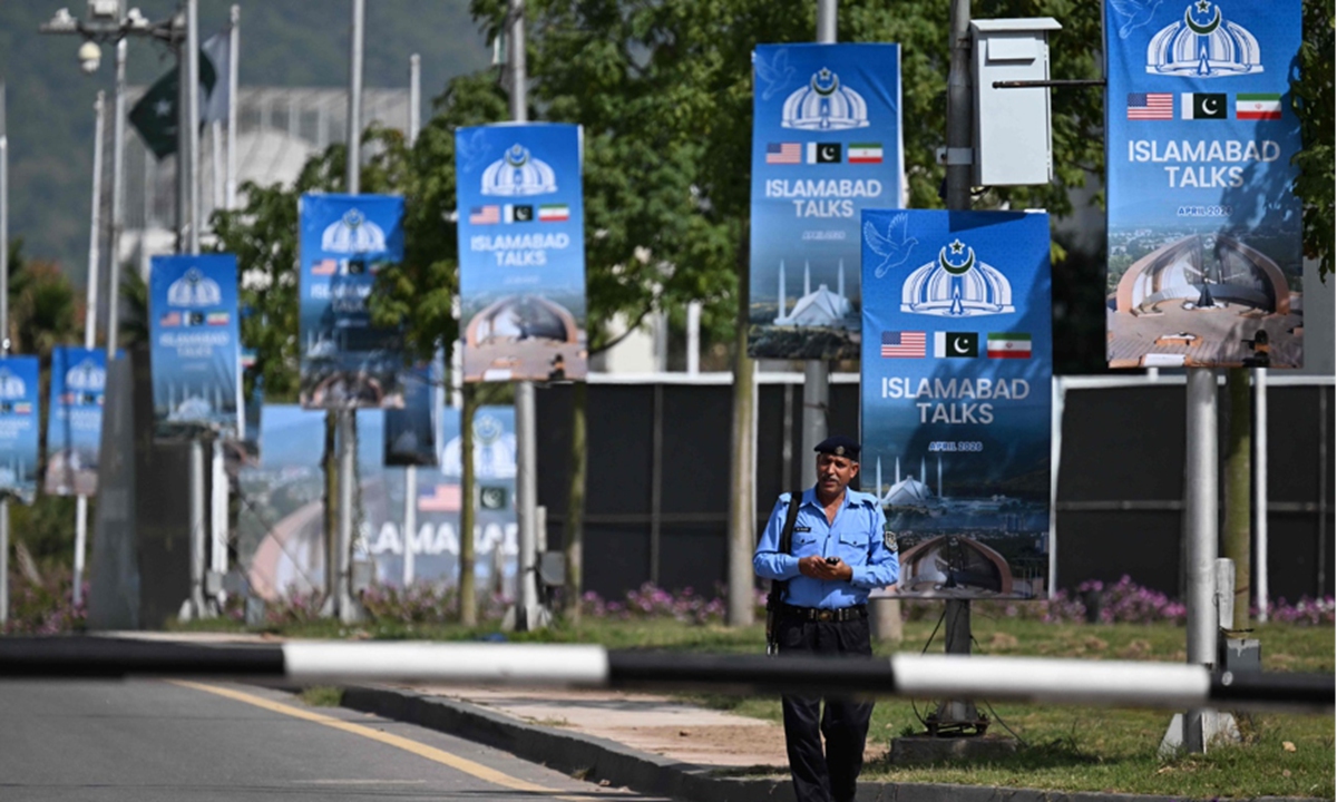 A security personnel walks along a closed road near the Serena Hotel at the Red Zone area in Islamabad on April 21, 2026, amid heightened security measures ahead of US-Iran peace talks. Photo: VCG