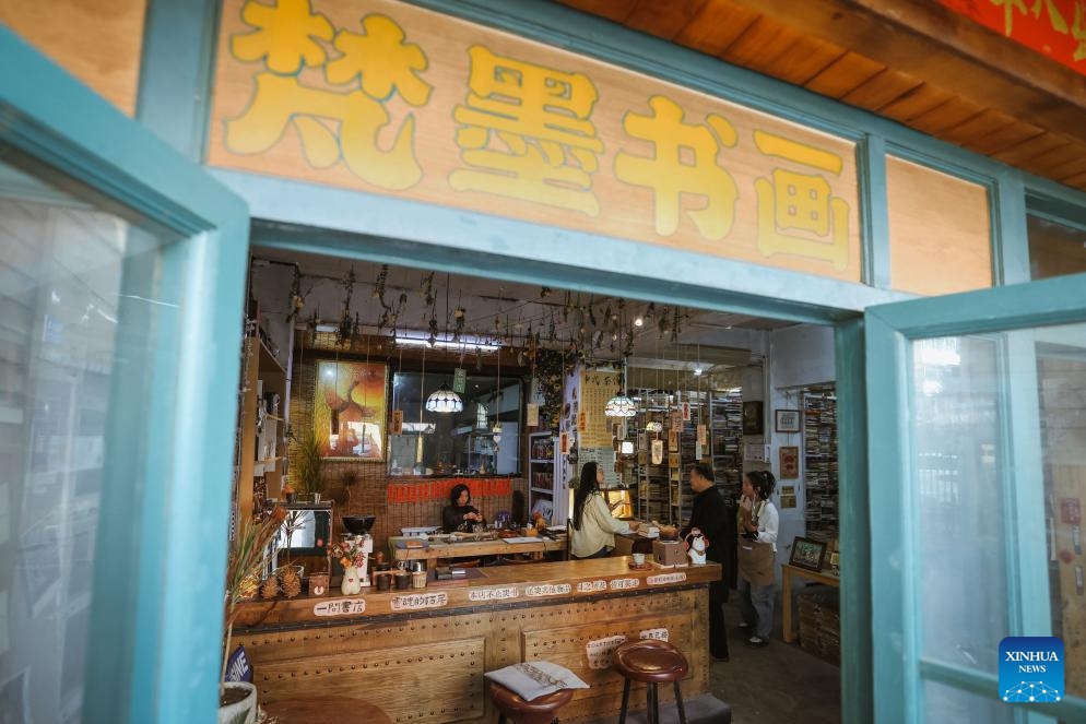 Ma Ruofan (2nd L) talks with a book lover at Fanmo Bookstore in Changchun, northeast China's Jilin Province, April 15, 2026. 
