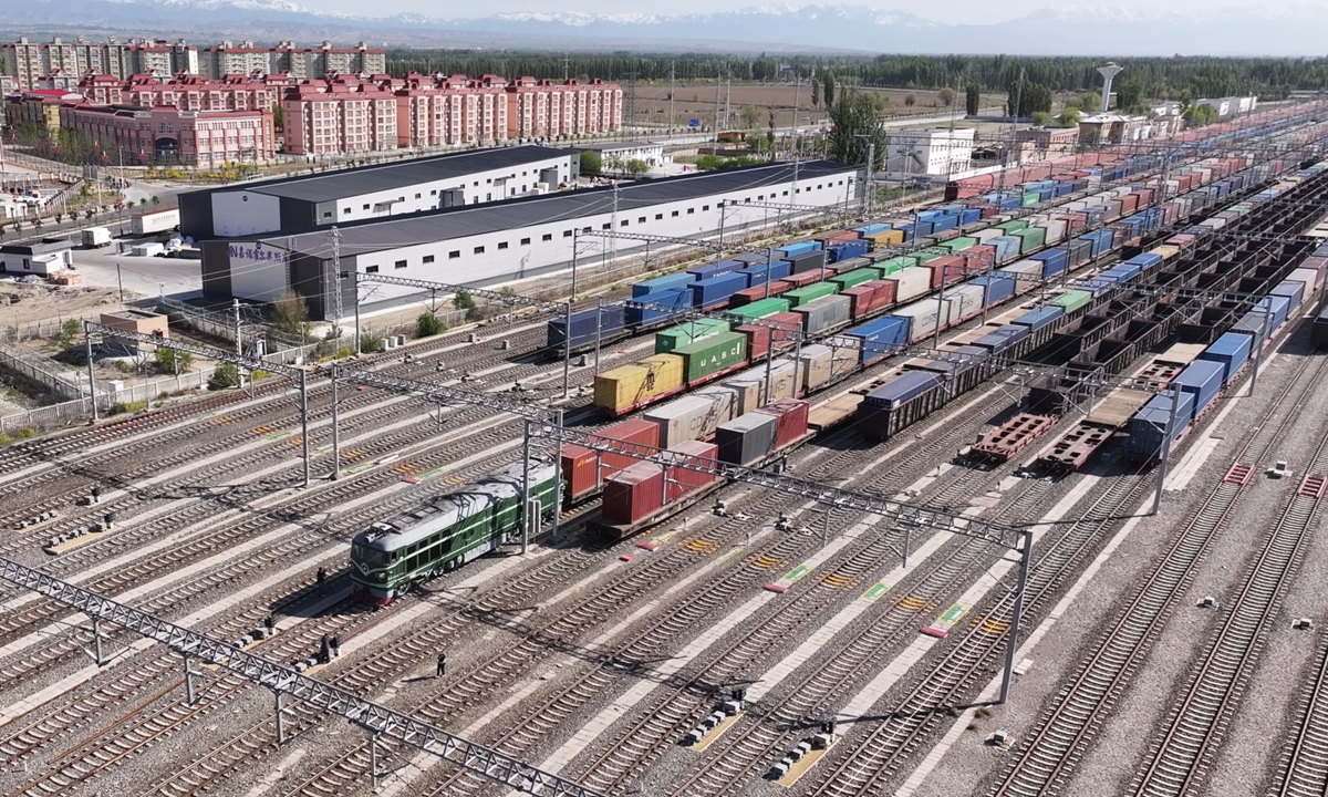 A China-Europe freight train, marking the 3,000th passage through the Horgos rail port this year, departs from the standard-gauge yard on April 21, 2026. Photo: Courtesy of China Railway Urumqi Group 