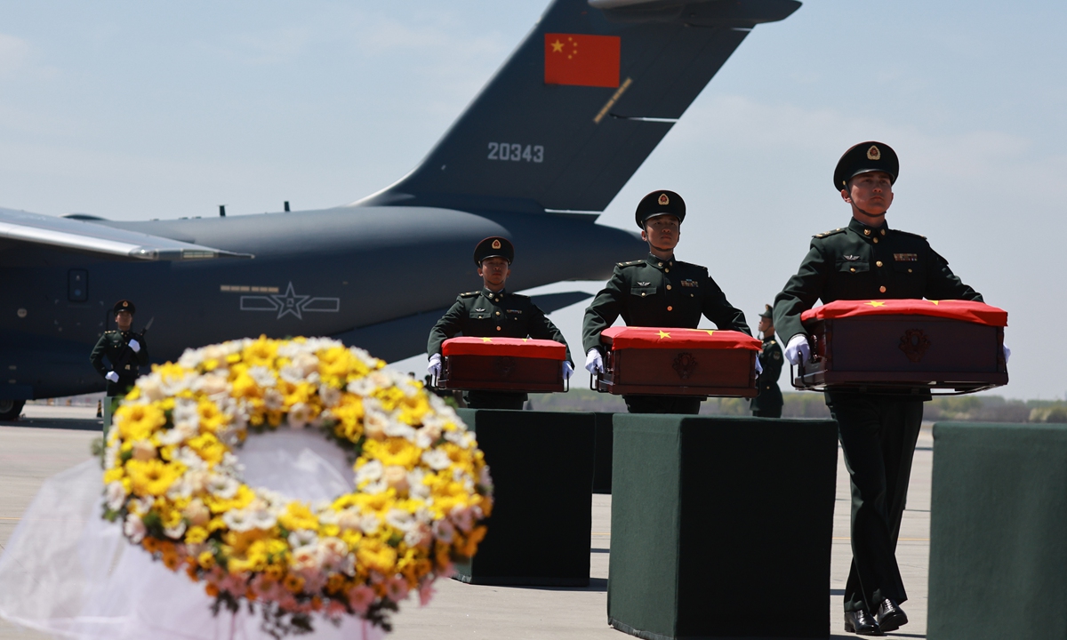 Honor guards escort coffins containing the remains of the Chinese People's Volunteers (CPV) martyrs at Taoxian International Airport in Shenyang, Northeast China's Liaoning Province, April 22, 2026. The remains of 12 CPV martyrs who lost their lives during the War to Resist US Aggression and Aid Korea (1950-1953) were returned to China from the Republic of Korea (ROK) on the day. Photo: CNS Photo