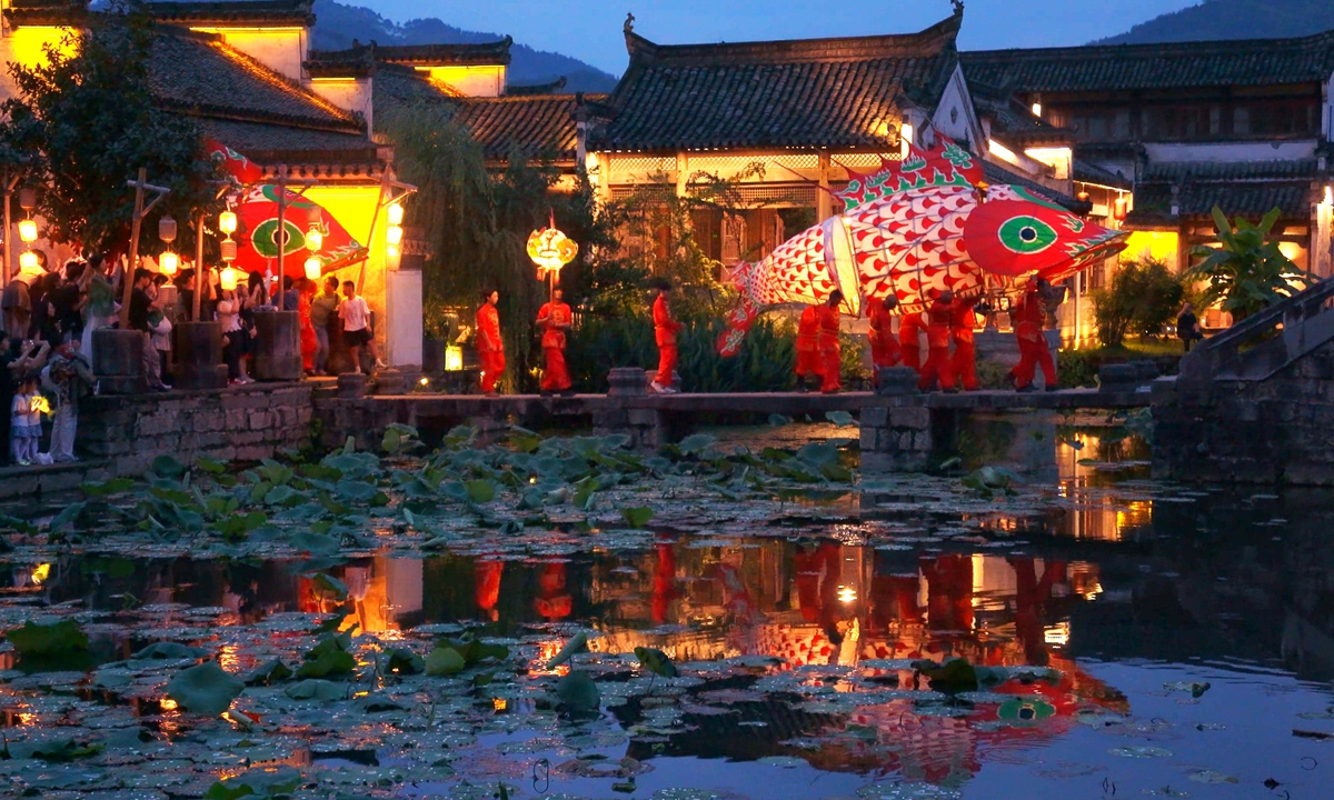 Xiyue's photo interpretation of a lantern fair in Chengkan, East China's Anhui Province Photos on this page: Courtesy of Xiyue 