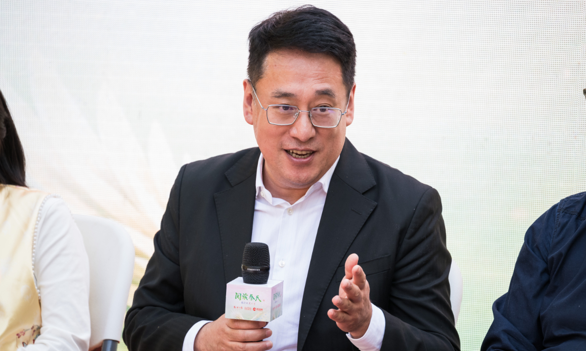 Li Nianzu speaks at the “Spring Reading” event. Photo: Chen Tao/GT