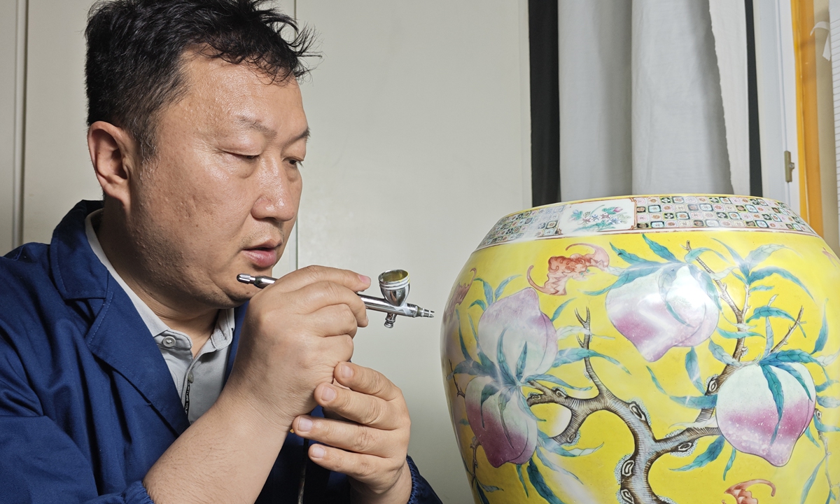 A Qing Dynasty plate before and after restoration Photos on this page: Courtesy of Xu Kai