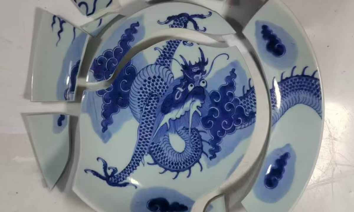 A Qing Dynasty plate before and after restoration Photos on this page: Courtesy of Xu Kai