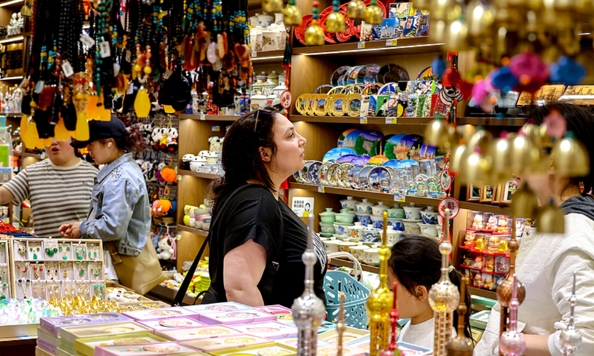 Overseas tourist arrivals in China rise by 12.5% during May Day holidays, with visa-free entries up 14.7%: NIA