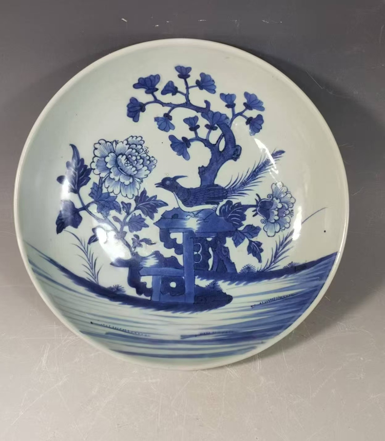 A Qing Dynasty plate before and after restoration Photos on this page: Courtesy of Xu Kai