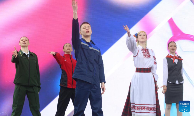 People sing songs to mark the International Labor Day in Minsk, Belarus, May 1, 2026. (Photo by Henadz Zhinkov/Xinhua)