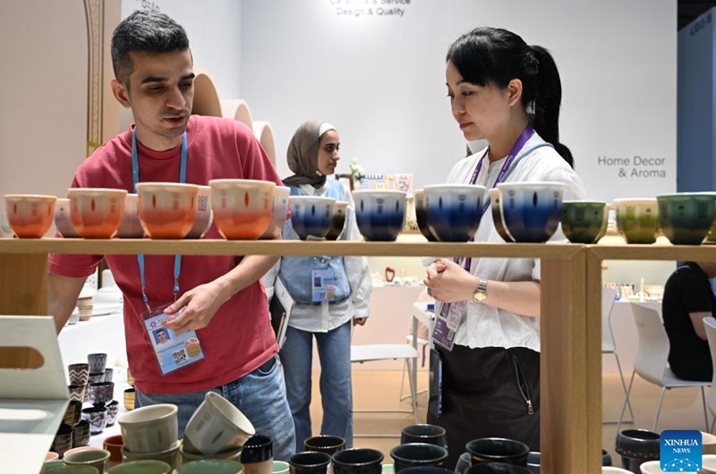 A purchaser (L) communicates with an exhibitor during the 139th edition of the China Import and Export Fair (Canton Fair) in Guangzhou, south China's Guangdong Province, April 23, 2026. The second phase of the 139th edition of the Canton Fair kicked off here on Thursday.

Spanning an area of 515,000 square meters, the exhibition features 25,000 booths and over 10,000 participating enterprises. Photo: Xinhua