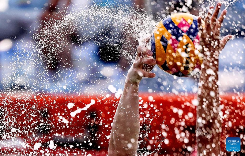 Players of both sides vie for the ball during the water polo women's round-robin final match between China and Thailand at the 6th Asian Beach Games in Sanya, south China's Hainan Province, April 23, 2026. (Xinhua/Zhu Weixi)