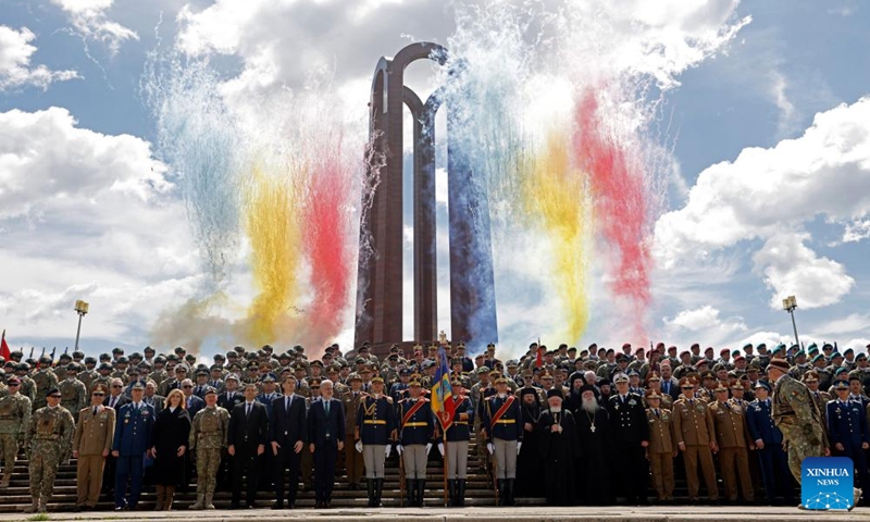 Soldiers and officials pose in front of the Tomb of Unknown Soldier during a ceremony marking Romania's Land Forces Day in Bucharest, Romania, April 23, 2026. Photo: Xinhua
