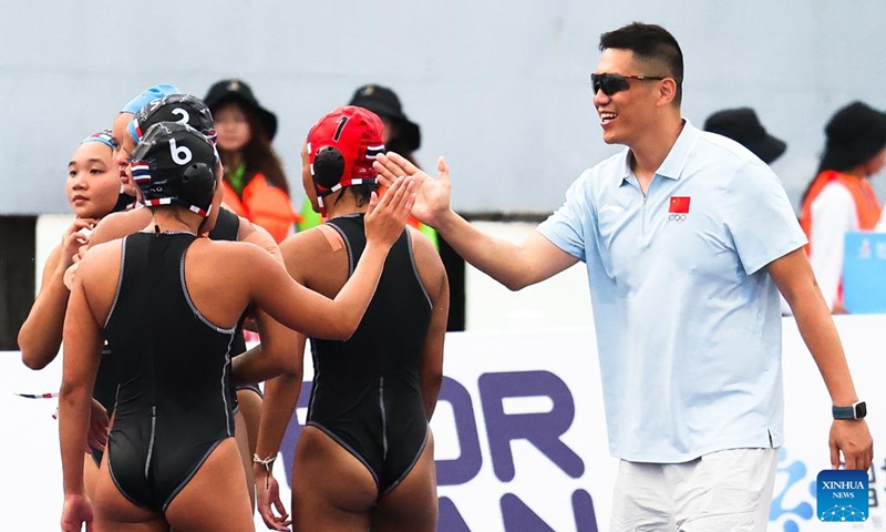 Wang Yang (1st R) , head coach of China, claps hands with a player of Thailand after the water polo women's round-robin final match between China and Thailand at the 6th Asian Beach Games in Sanya, south China's Hainan Province, April 23, 2026. (Xinhua/Zhu Weixi)