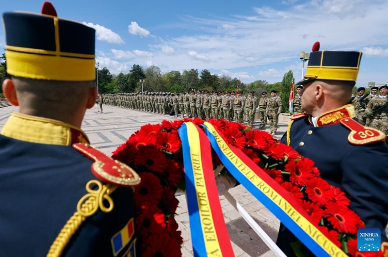 Soldiers carry a flower wreath during a ceremony marking Romania's Land Forces Day at the Tomb of Unknown Soldier in Bucharest, Romania, April 23, 2026. Photo: Xinhua