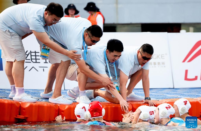 Wang Yang (1st R, up), head coach of China, react with players during the water polo women's round-robin final match between China and Thailand at the 6th Asian Beach Games in Sanya, south China's Hainan Province, April 23, 2026. (Xinhua/Zhu Weixi)