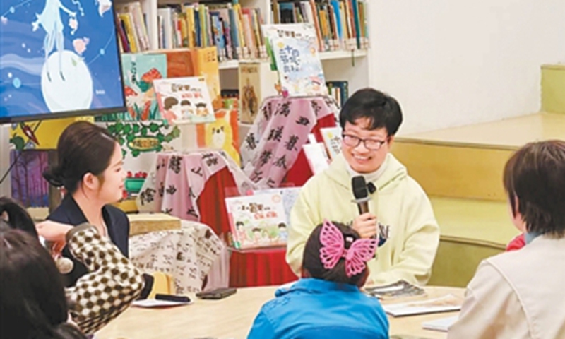 Wu Siyu shares her ideas at a reading event. Photo: Courtesy of Wu Siyu
